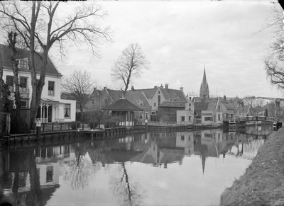 400261 Gezicht op de Vecht te Breukelen, met links een deel van het huis met theekoepel Vecht en Dam (Dannegracht 16).